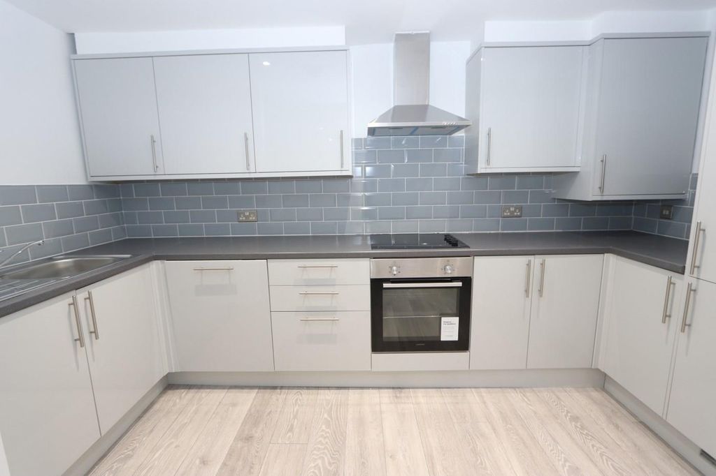 Property photo 2 of 6 Oaktree Court 7