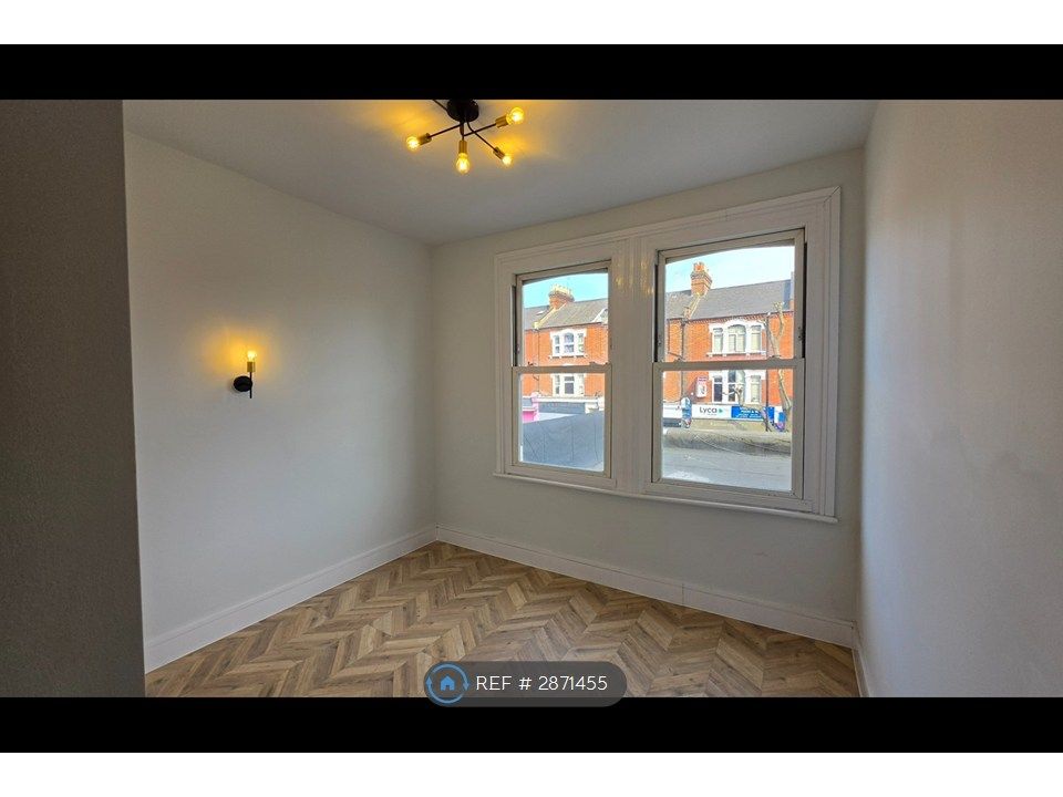 Property photo 3 of 4 Room 2