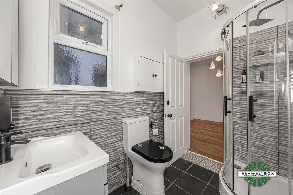 Property photo 3 of 14 4A Essex Road -005.Jpg