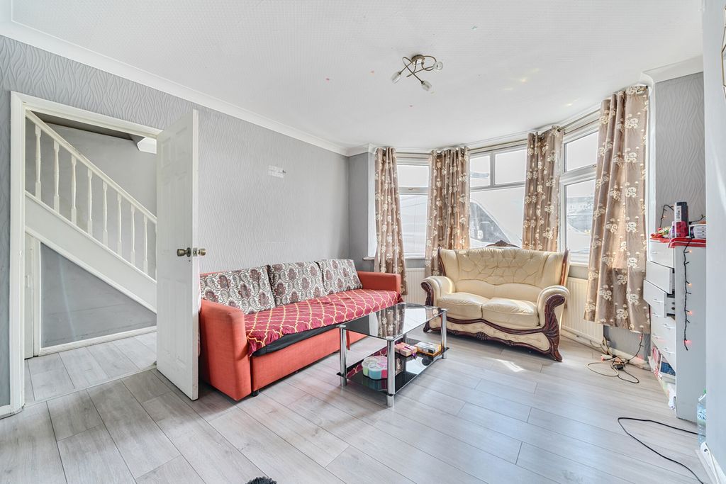 Property photo 2 of 16 1330878-12-689200...