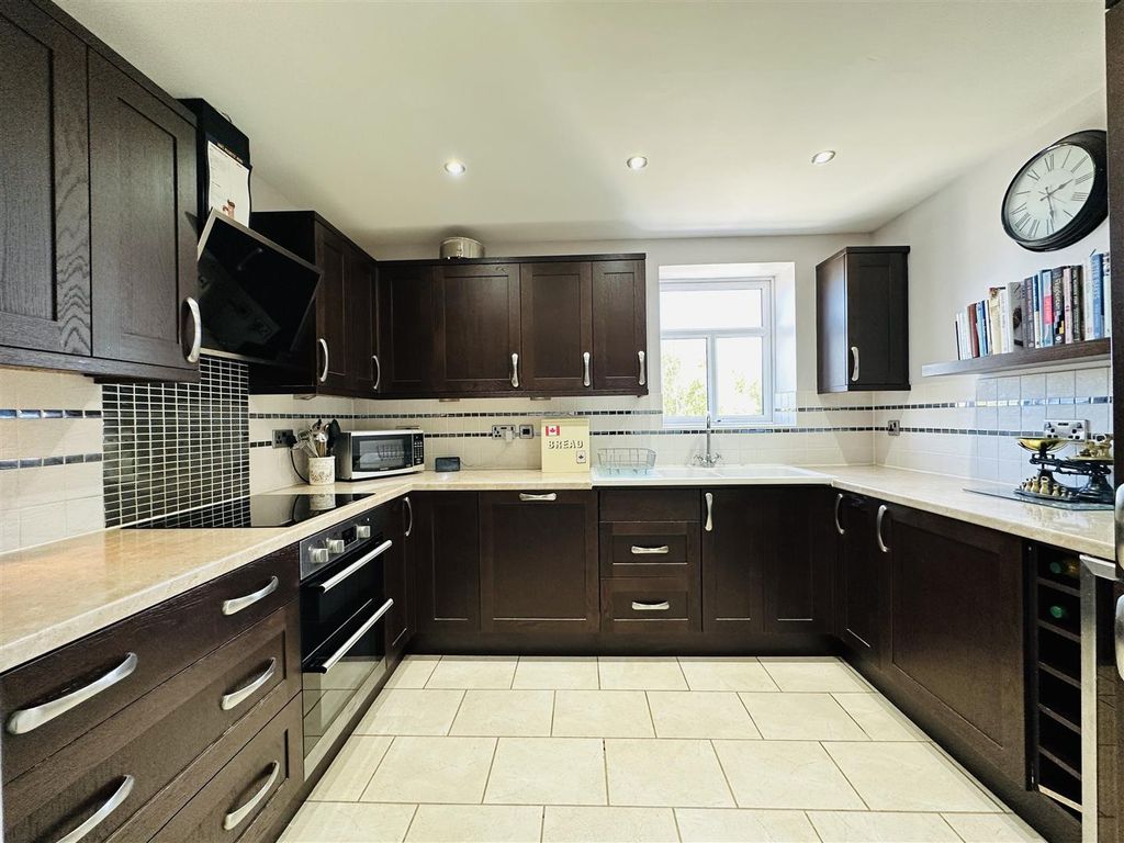 Property photo 3 of 19 Kitchen