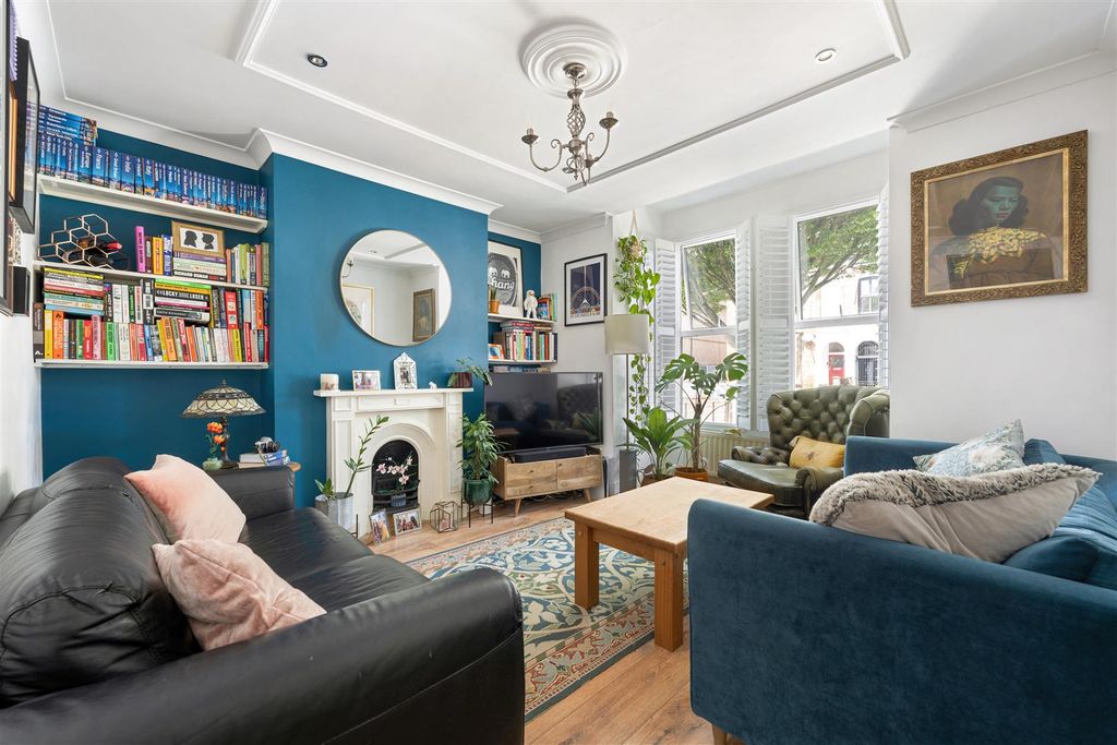 Property photo 2 of 24 Borthwick Road, E15