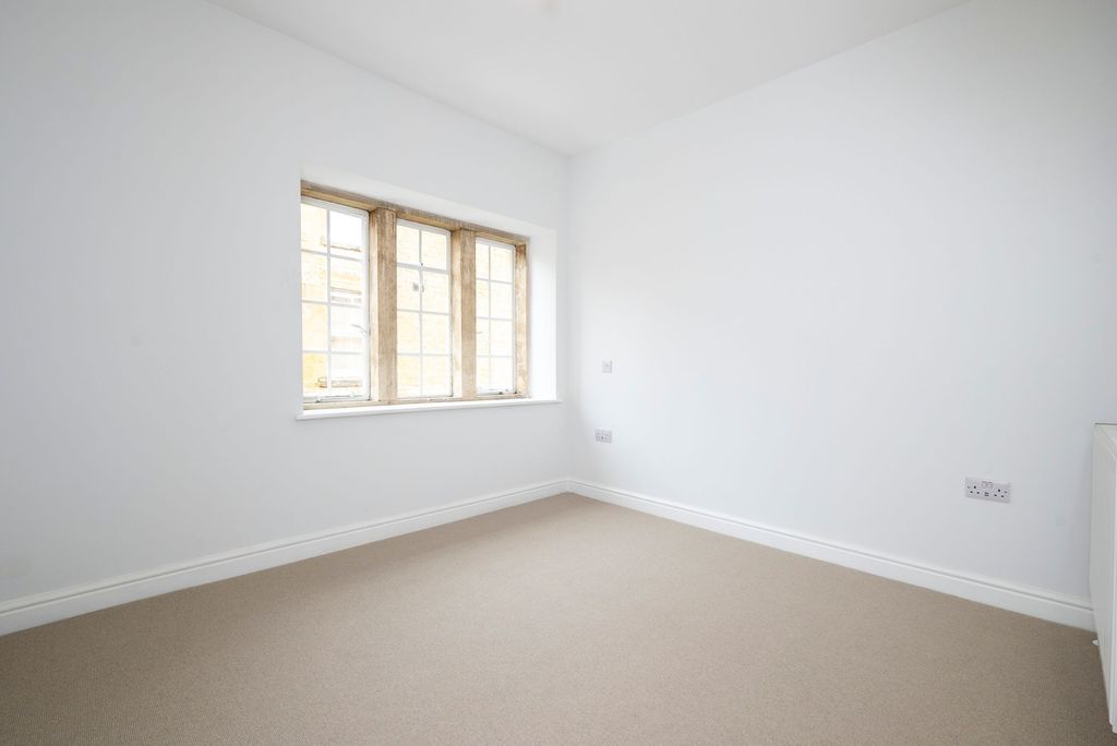 Property photo 3 of 10 Bedroom