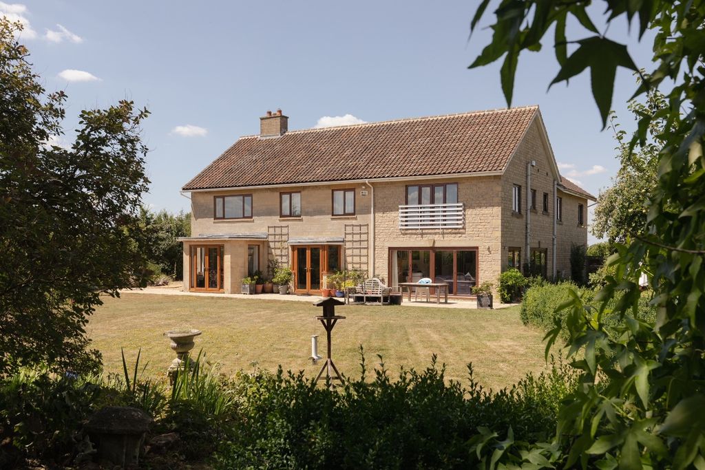 Property photo 2 of 18 4386072