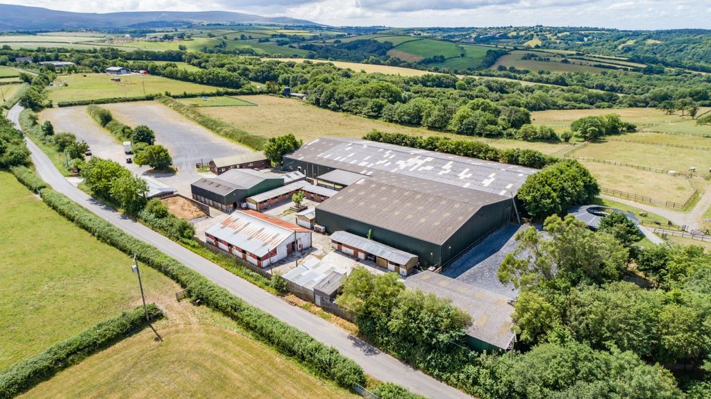 Property photo 1 of 33 Equestrian Centre
