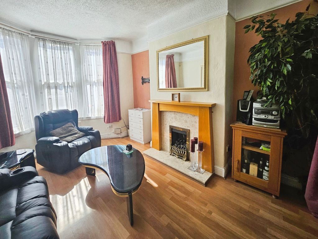 Property photo 2 of 12 Lounge
