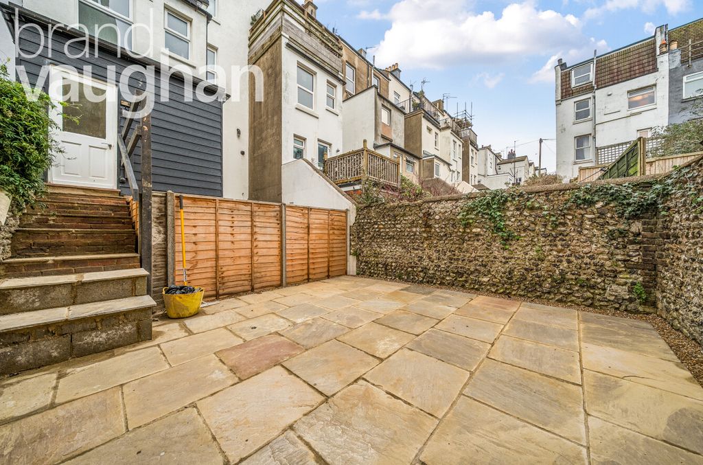 Property photo 2 of 8 Garden