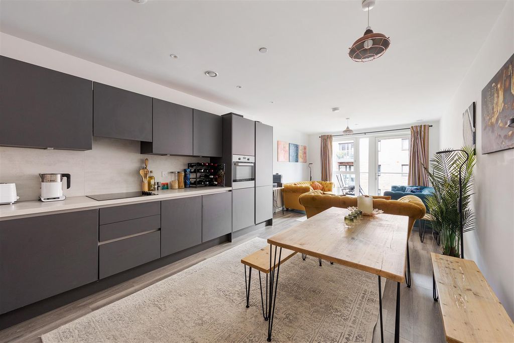 Property photo 2 of 26 Green Street, E13