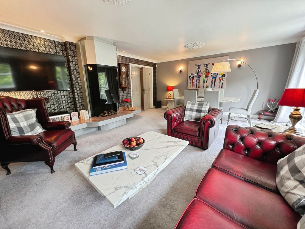 Property photo 2 of 34 Lounge