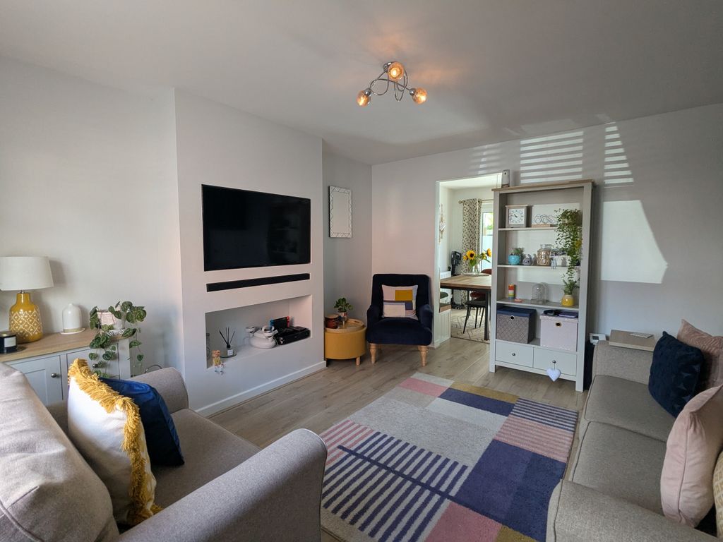 Property photo 2 of 21 Lounge 3 L