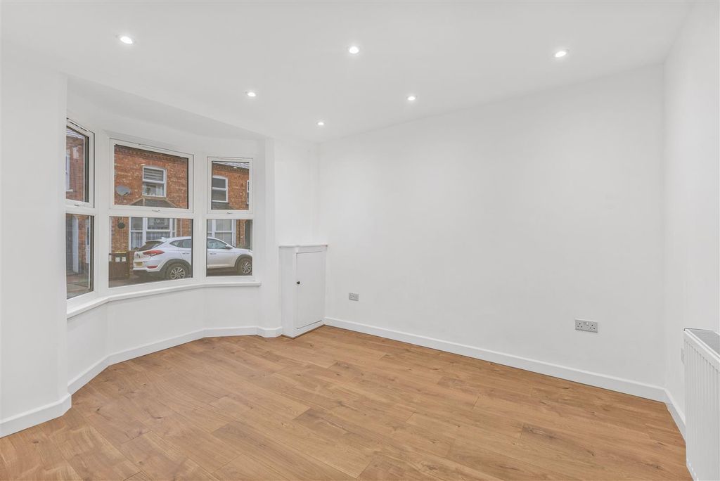 Property photo 3 of 13 27 Gibbs Road, Banbury-3.Jpg