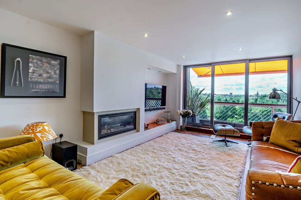 Property photo 2 of 12 Seating Area