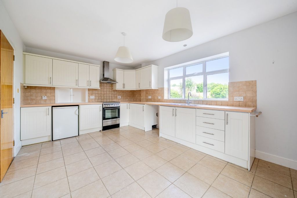 Property photo 3 of 12 Kitchen/Breakfast