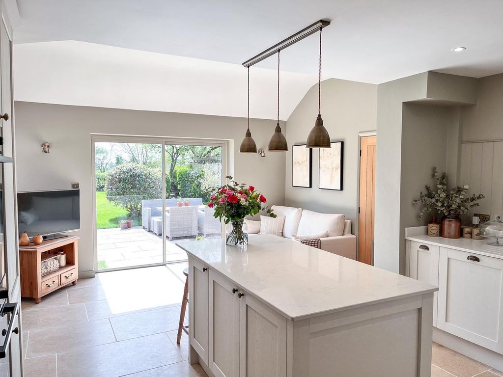 Property photo 2 of 33