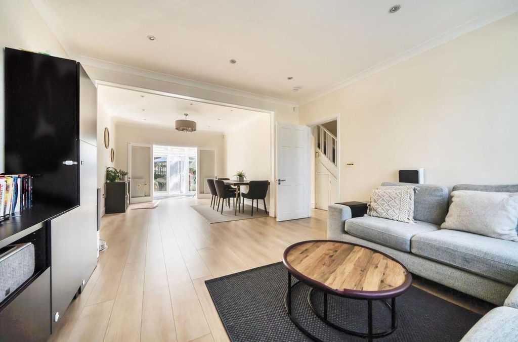 Property photo 2 of 19 Throughlounge.Jpg