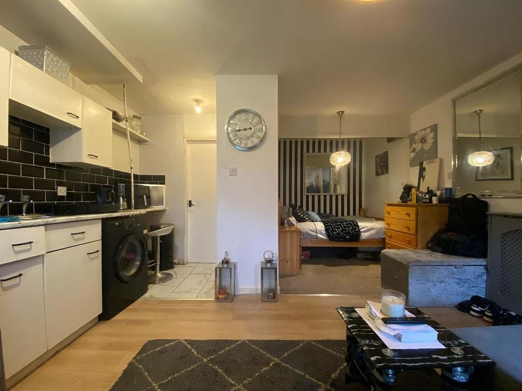 Property photo 3 of 10 Studio