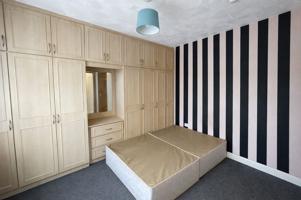 Property photo 2 of 4 Bedroom/Lounge