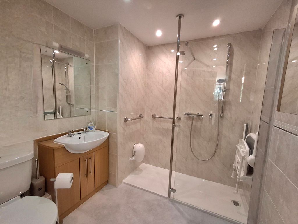 Property photo 3 of 10 Ensuite