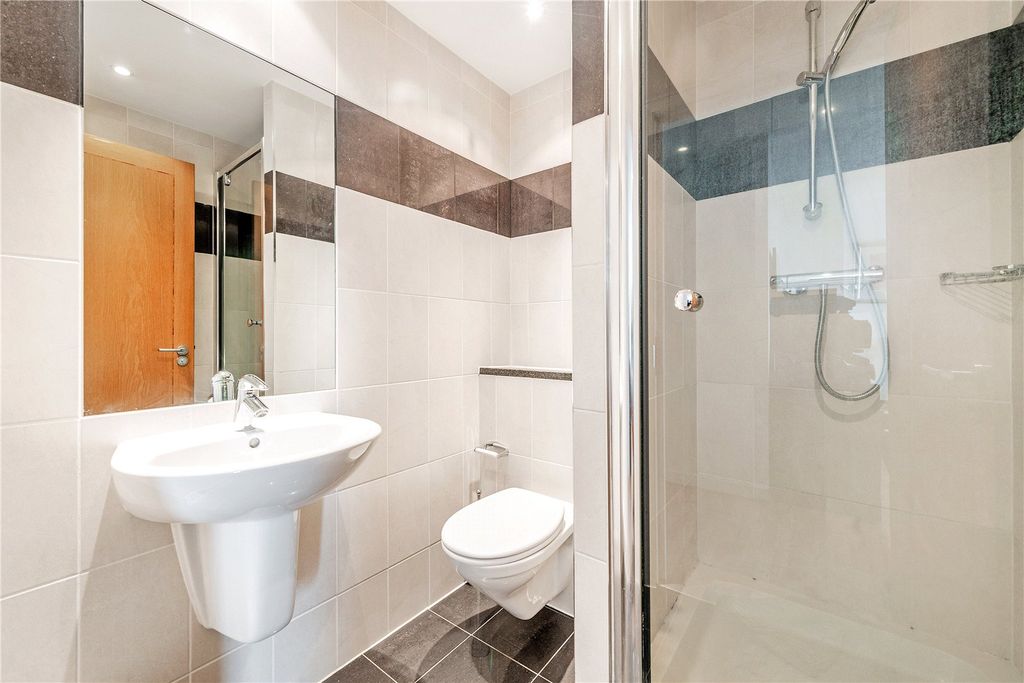 Property photo 3 of 17 Bathroom
