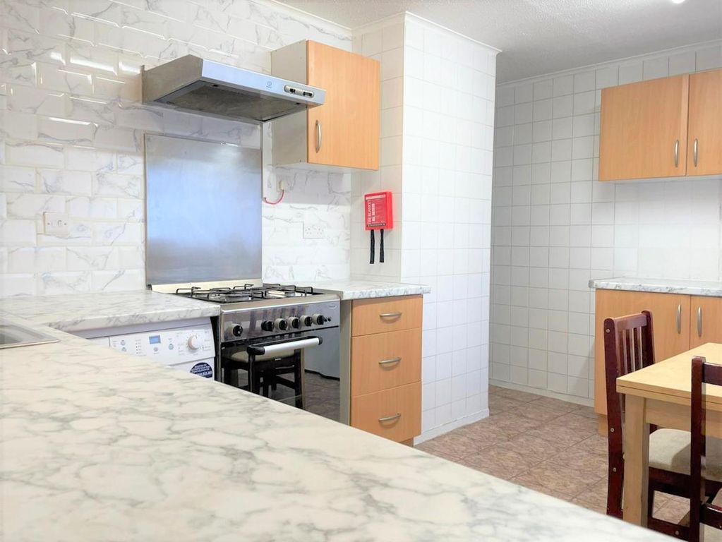 Property photo 2 of 11 Kitchen 01.Jpg