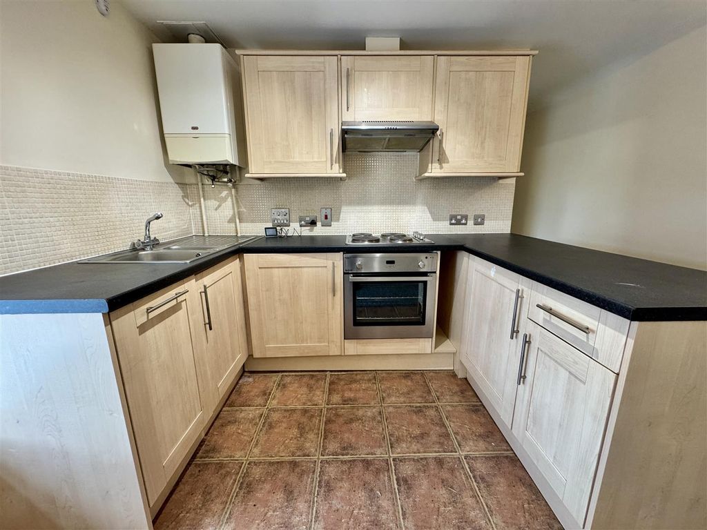 Property photo 3 of 10 Kitchen