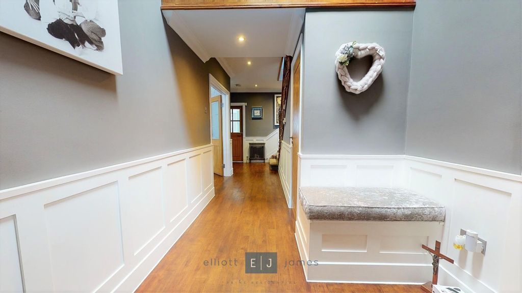 Property photo 2 of 25