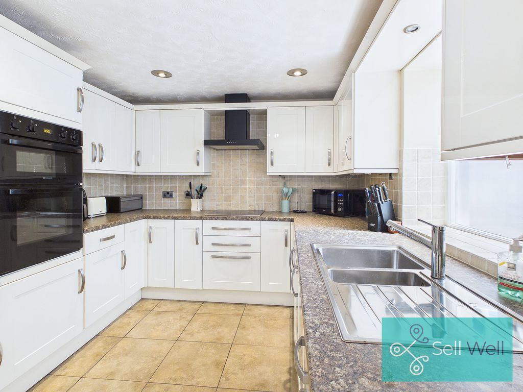 Property photo 2 of 31 Kitchen