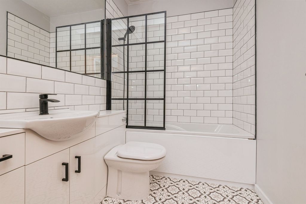 Property photo 3 of 10 Bedroom 1