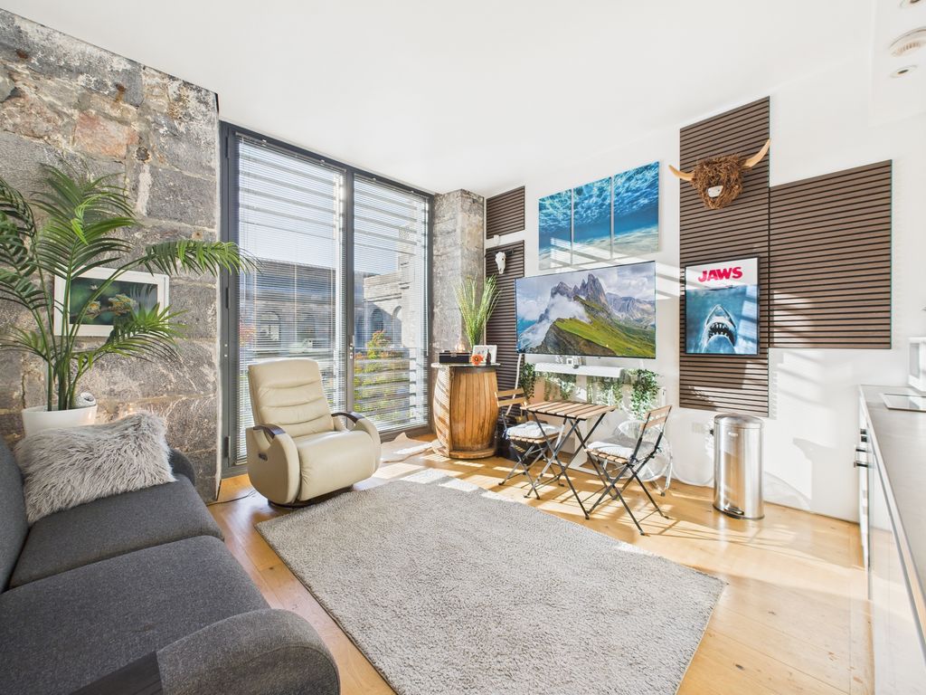 Property photo 1 of 12 Cam03974G0-Pr0235-Still006