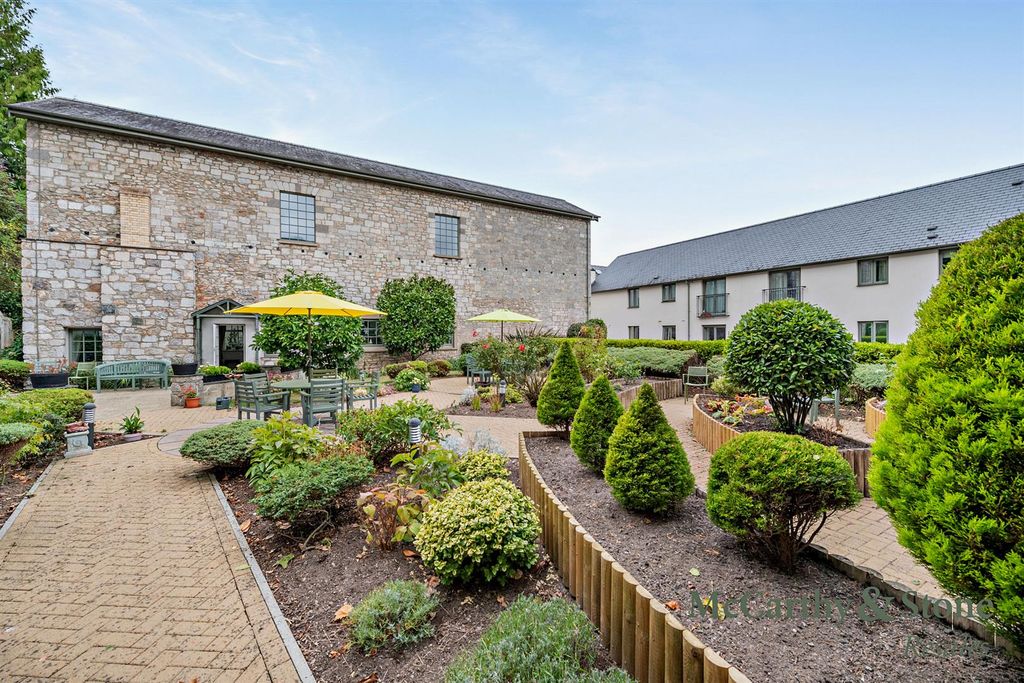 Property photo 2 of 22 Communal Gardens