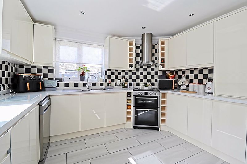 Property photo 3 of 19 Kitchen