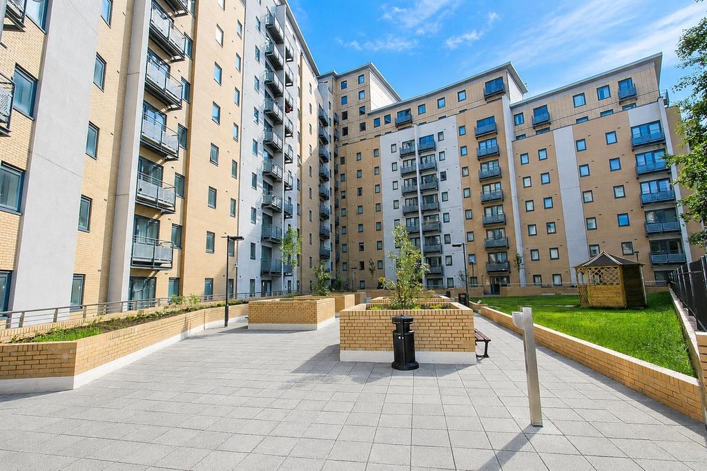 Property photo 1 of 6 Modern Courtyard With Bright, Sunny Green Space...