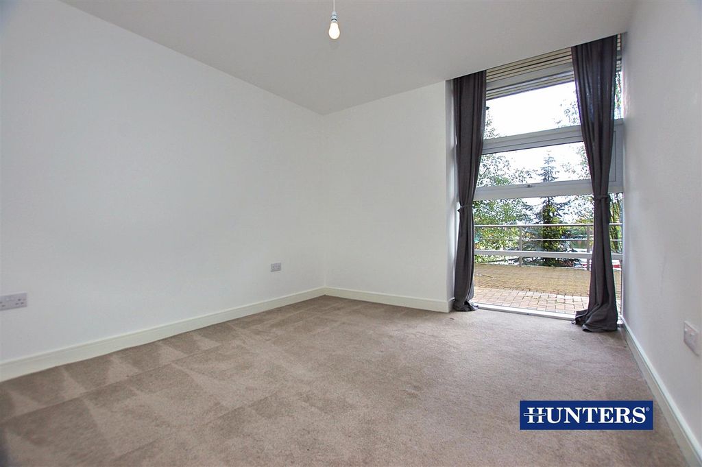 Property photo 3 of 6 Bedroom (1).Jpg