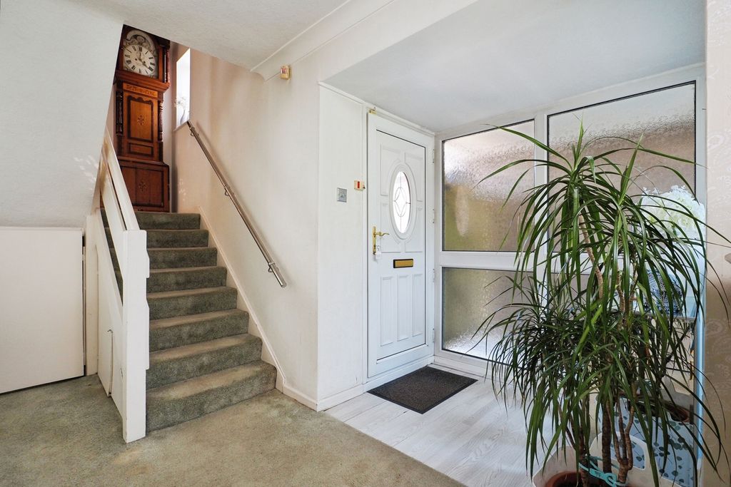 Property photo 2 of 16 Hallway