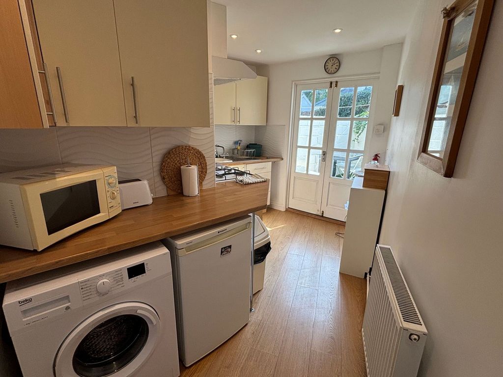 Property photo 3 of 9 Kitchen