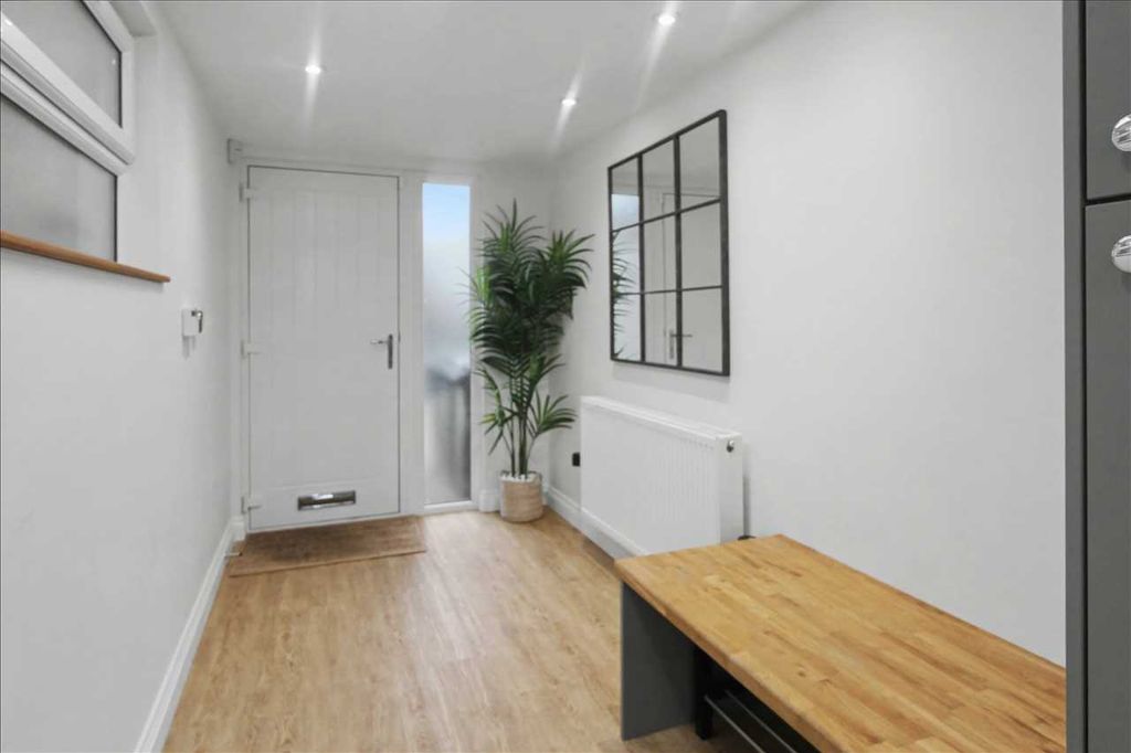 Property photo 2 of 18 Entrance Hall