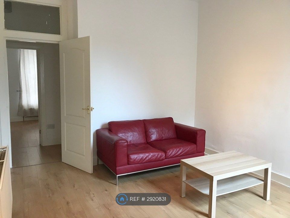Property photo 1 of 8 Livingroom