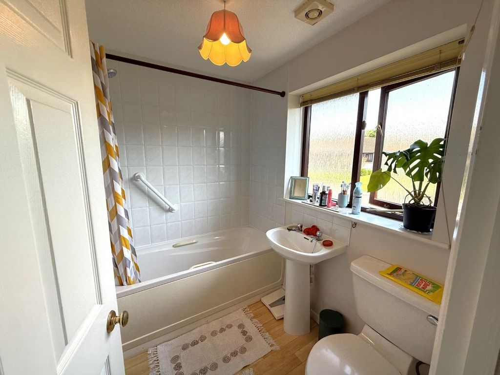 Property photo 3 of 18 Bathroom.Jpeg