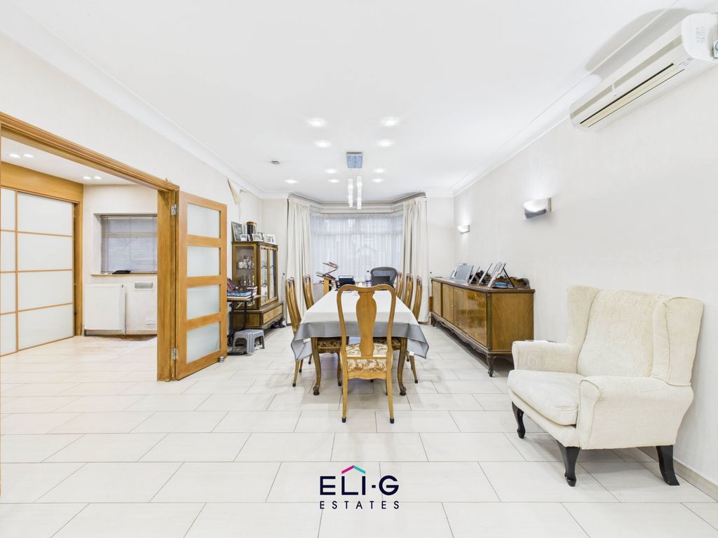 Property photo 3 of 21 Gallery