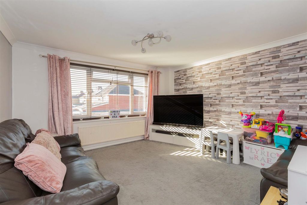 Property photo 2 of 11 6 Sheridan Court-8.Jpg