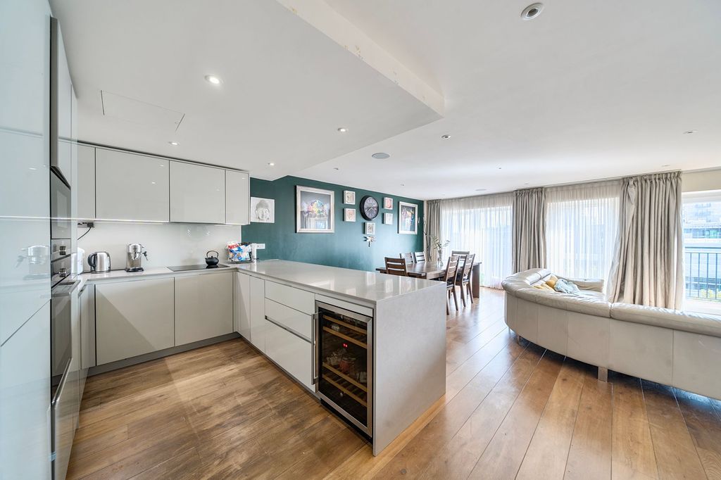 Property photo 1 of 18 Kitchen