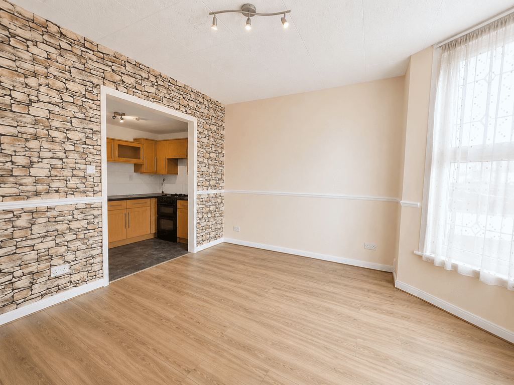 Property photo 1 of 8 Spacious &amp; Versatile 1 Bed Flat With Generous Rear Garden &amp; Excellent Elizabeth Line Connections