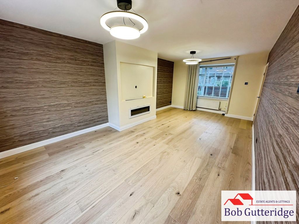 Property photo 3 of 18 Through Lounge / Diner