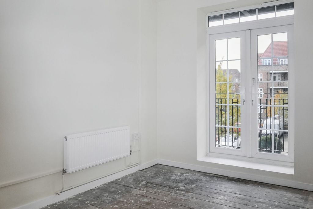 Property photo 2 of 13 Flat 3 Miller House, Forster Road, London, Sw2 4Uy