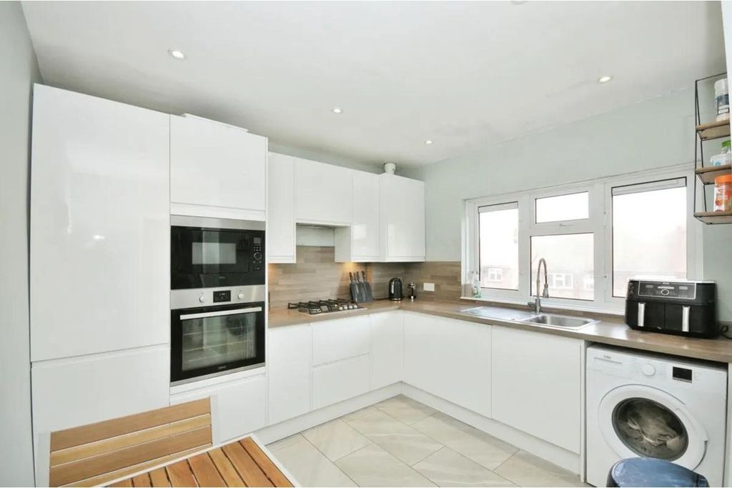 Property photo 3 of 7 Kitchen