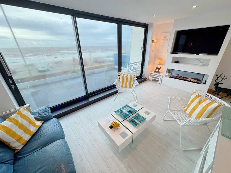 Property photo 3 of 31 Lounge