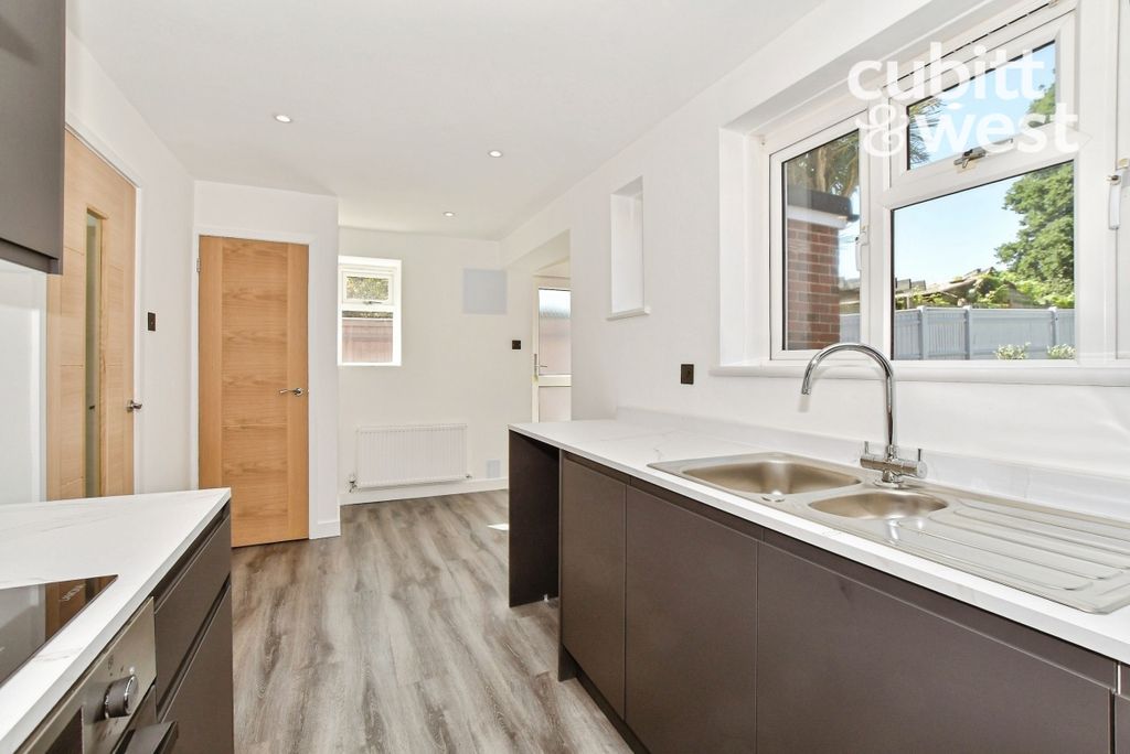 Property photo 3 of 15 Kitchen/Breakfast...