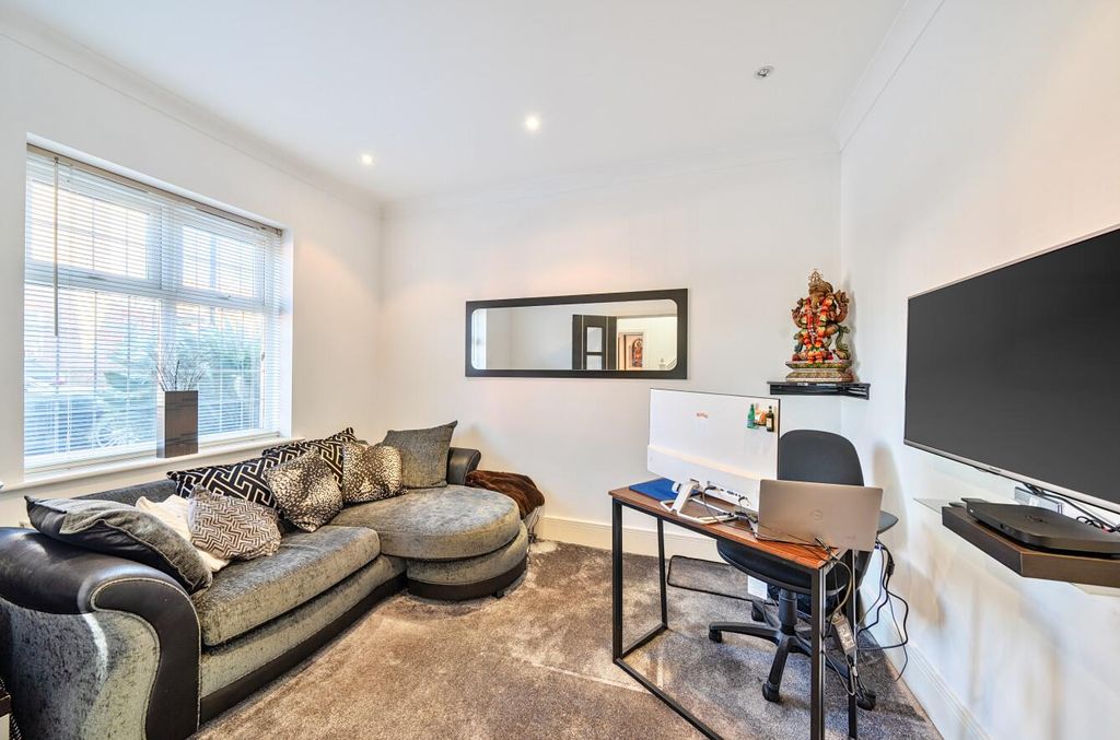 Property photo 2 of 19 Davidson Frost-Wellings,Dfw, Julius Caesar Way, Li