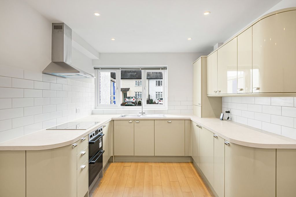 Property photo 3 of 12 Kitchen