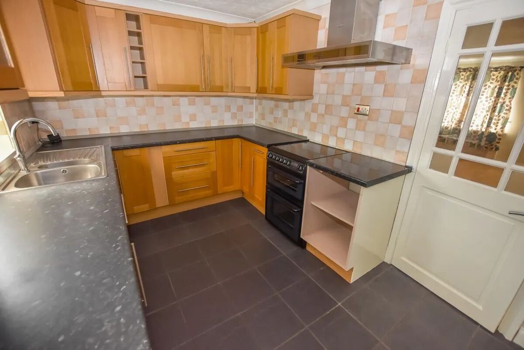 Property photo 3 of 16 Picture 3